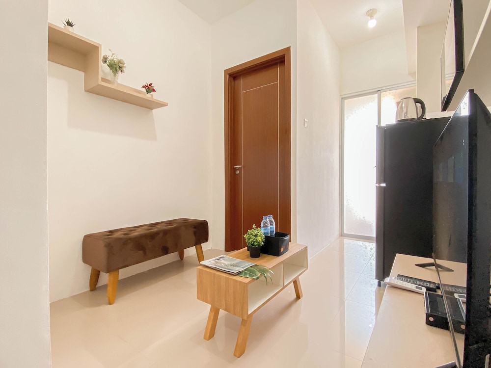 Basic 1Br Apartment At Vittoria Residence
