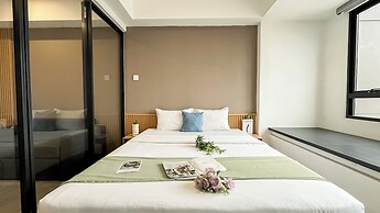 Basic Brown Accent 1Br Apartment Collins Boulevard