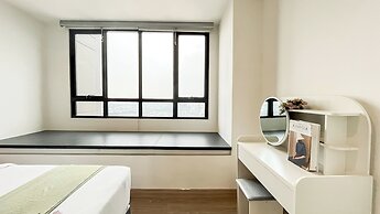 Basic Brown Accent 1Br Apartment Collins Boulevard