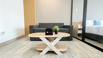 Basic Brown Accent 1Br Apartment Collins Boulevard