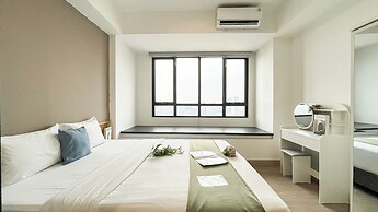 Basic Brown Accent 1Br Apartment Collins Boulevard
