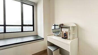 Basic Brown Accent 1Br Apartment Collins Boulevard