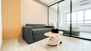 Basic Brown Accent 1Br Apartment Collins Boulevard
