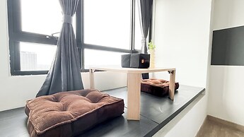 Modern Look Studio Room At Collins Boulevard Apartment
