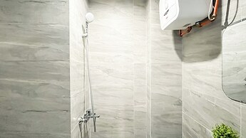 Modern Look Studio Room At Collins Boulevard Apartment