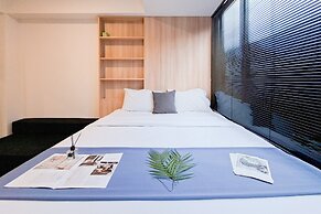 Modern And Bright Studio Apartment Collins Boulevard