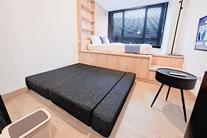 Modern And Bright Studio Apartment Collins Boulevard