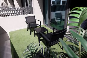 Maison Privee - Serene Studio Escape with Balcony in JVC