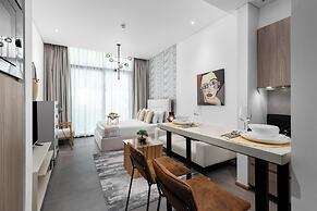 Maison Privee - Serene Studio Escape with Balcony in JVC