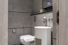 Maison Privee - Serene Studio Escape with Balcony in JVC