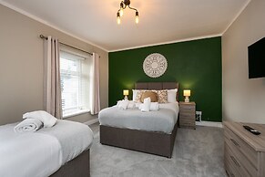 Comfortable 4-bed Home With Free Parking Wales