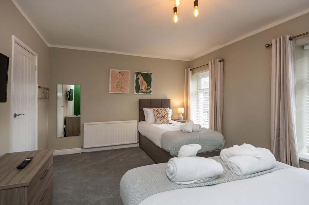 Comfortable 4-bed Home With Free Parking Wales