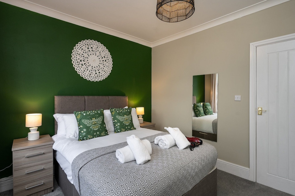 Comfortable 4-bed Home With Free Parking Wales