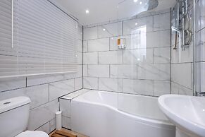 Comfortable 4-bed Home With Free Parking Wales