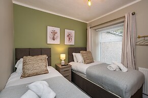 Comfortable 4-bed Home With Free Parking Wales