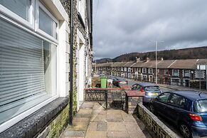 Comfortable 4-bed Home With Free Parking Wales