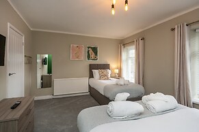 Comfortable 4-bed Home With Free Parking Wales