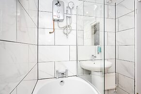 Comfortable 4-bed Home With Free Parking Wales