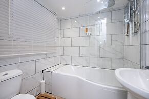 Comfortable 4-bed Home With Free Parking Wales