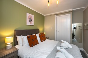 Comfortable 4-bed Home With Free Parking Wales