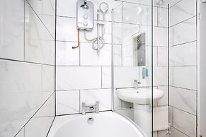 Comfortable 4-bed Home With Free Parking Wales