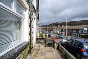 Comfortable 4-bed Home With Free Parking Wales