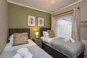 Comfortable 4-bed Home With Free Parking Wales