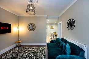 Comfortable 4-bed Home With Free Parking Wales