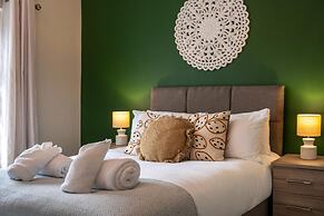 Comfortable 4-bed Home With Free Parking Wales