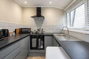 Comfortable 4-bed Home With Free Parking Wales