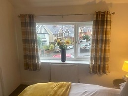 Spacious 2BR House With Sofa Bed & Parkin