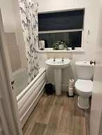 Spacious 2BR House With Sofa Bed & Parkin