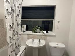 Spacious 2BR House With Sofa Bed & Parkin
