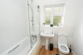 Modern 2-bed Home With Driveway Basingstoke
