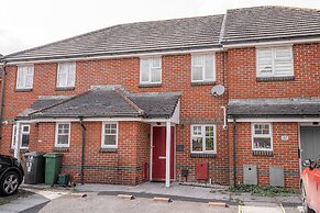 Modern 2-bed Home With Driveway Basingstoke