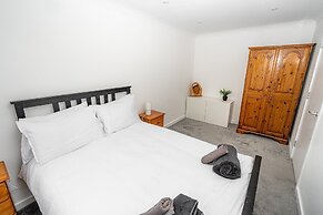 Modern 2-bed Home With Driveway Basingstoke
