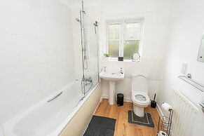 Modern 2-bed Home With Driveway Basingstoke