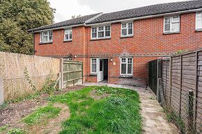 Modern 2-bed Home With Driveway Basingstoke