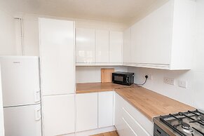 Modern 2-bed Home With Driveway Basingstoke