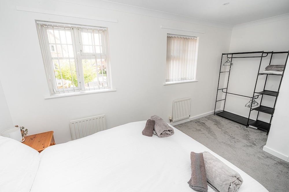 Modern 2-bed Home With Driveway Basingstoke