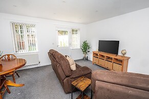 Modern 2-bed Home With Driveway Basingstoke