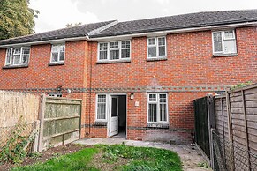 Modern 2-bed Home With Driveway Basingstoke