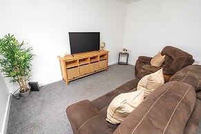 Modern 2-bed Home With Driveway Basingstoke