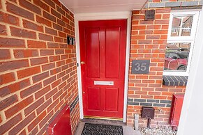 Modern 2-bed Home With Driveway Basingstoke