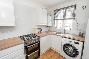 Modern 2-bed Home With Driveway Basingstoke