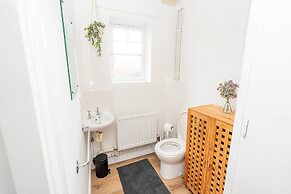 Modern 2-bed Home With Driveway Basingstoke