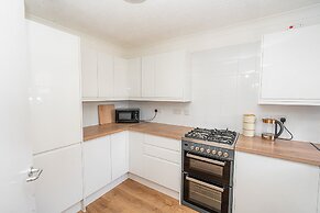 Modern 2-bed Home With Driveway Basingstoke