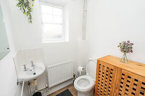 Modern 2-bed Home With Driveway Basingstoke