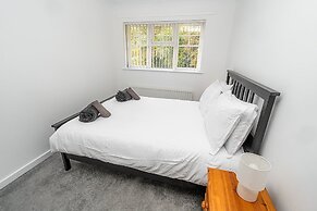 Modern 2-bed Home With Driveway Basingstoke