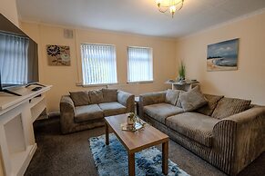 Comfortable 4-bed Home With Free Parking